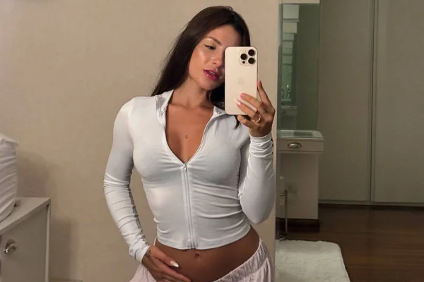 Imagem colorida de Nathalia Valente mostrando barriga de grávida