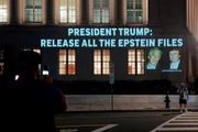 "Presidente Trump: Liberem Todos os Arquivos de Epstein", projetada no prédio da Câmara de Comércio dos EUA