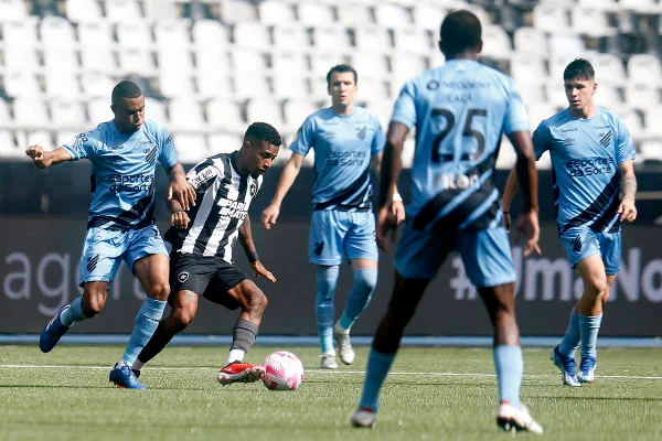 Botafogo e Athletico-PR empatam no restante de partida suspensa