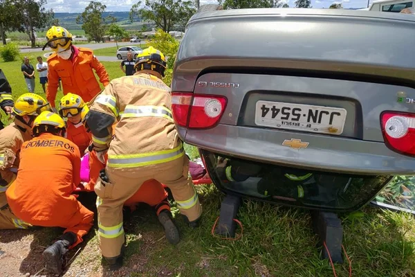 Motorista fica ferida após capotar carro e bater em árvore na BR 020