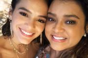 Bruna Marquezine e Preta Gil posam juntos e sorridentes