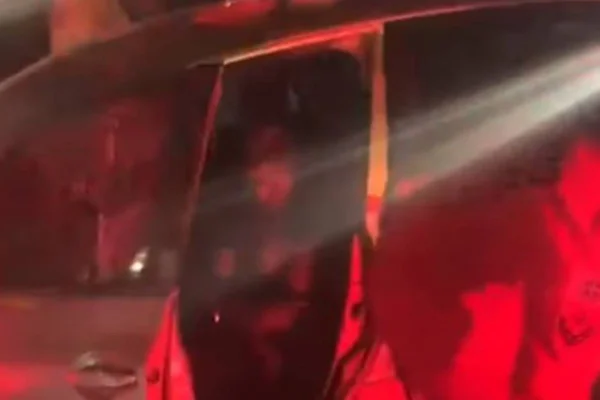 Foto colorida de um homem em liberdade provisória que foi baleado dentro do próprio carro