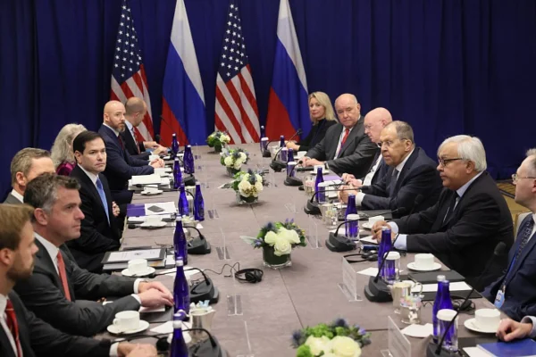 Imagem colorida de Sergey Lavrov e Marco Rubio - Metrópoles