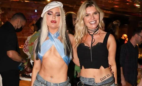 Luisa sonza com a mãe
