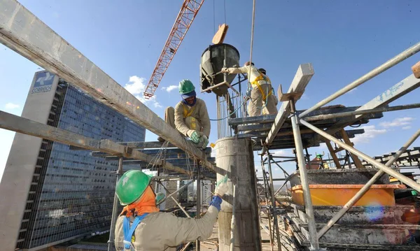 Indústria da construção revê de 2,5% para 4% projeção de alta em 2021