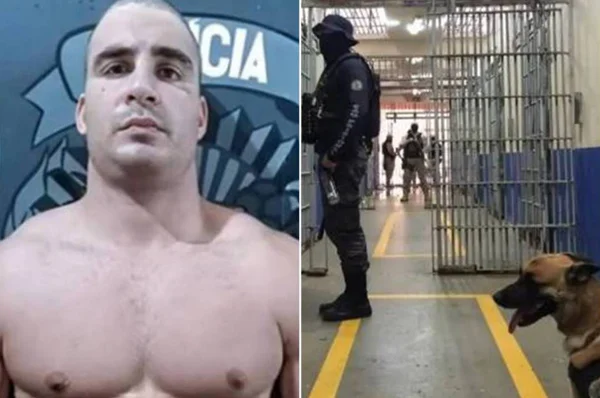 Homem sem camisa ao lado de corredor de cadeia