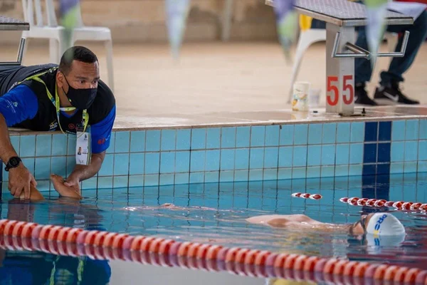 Leandro Padovani na piscina