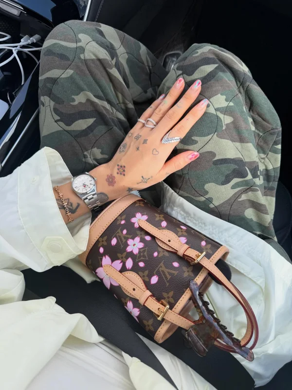 Peggy Gou faz das bolsas icônicas uma assinatura de estilo - destaque galeria Peggy Gou faz das bolsas icônicas uma assinatura de estilo - destaque galeria