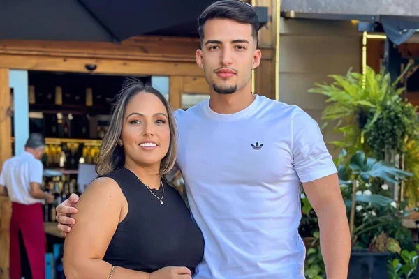 foto colorida de homem e mulher abraçados lado a lado - metrópoles