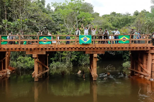 Lula diz que única coisa inaugurada por Bolsonaro foi ponte de madeira
