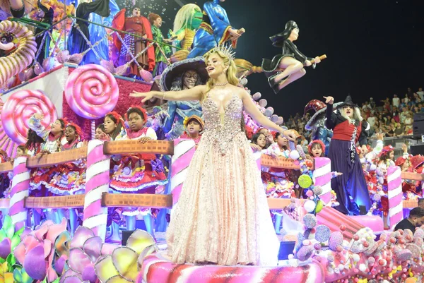 Imagem mostra desfile - Metrópoles