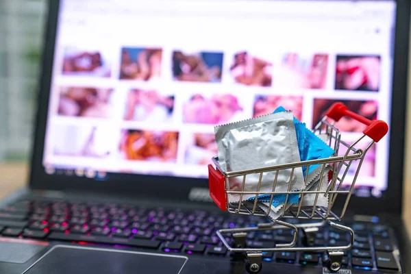 Notebook aberto com cenas pornográficas