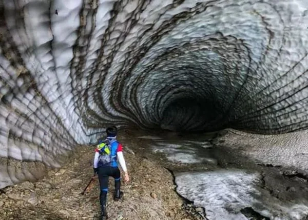 foto colorida de caverna com gelo na argentina