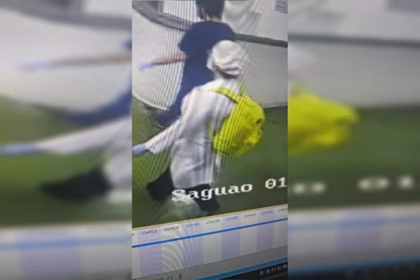 Imagem colorida de mulher de jaleco com mochila amarela - Metrópoles