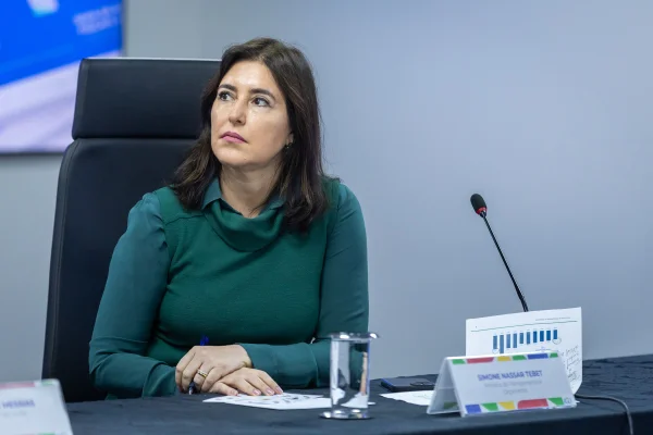 Imagem colorida da ministra do Planejamento e Orçamento, Simone Tebet no Seminário de Riscos Fiscais em 17 de setembro de 2025
