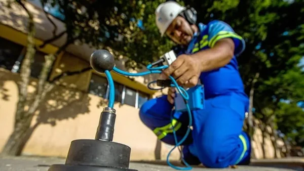 Fotografia colorida de homem caçando vazamentos com uso de IA-Metrópoles