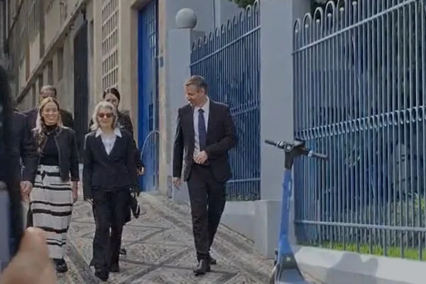Cármen Lúcia chega para votar em BH e é aplaudida por eleitores