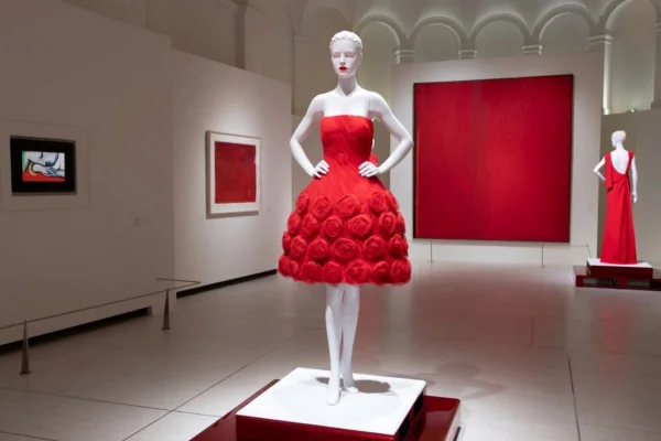 Exposição Orizzonti Rosso, da Fondazione Valentino - Metrópoles