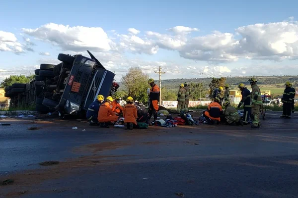 Caminhão tomba na BR-020, vaza gasolina e fecha via nos dois sentidos