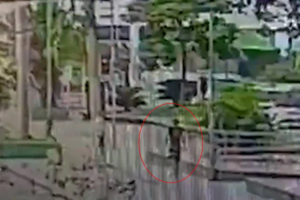 Video mostra homem entrando em viatura da PM em Cuiabá - Metrópoles