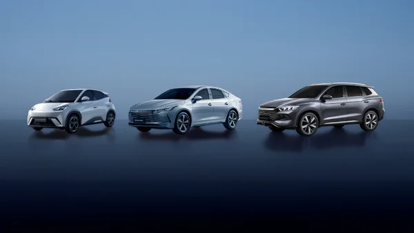 Imagem colorida de três carros da BYD - Metrópoles