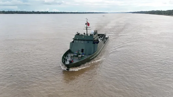 Imagem colorida mostra navio de guerra do Peru - Metrópoles