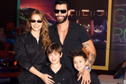 Gusttavo Lima, Andressa Suita e os dois filhos posam juntos e sorridentes