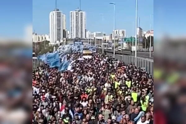 Vídeo: Argentina registra protestos após atentado contra Kirchner