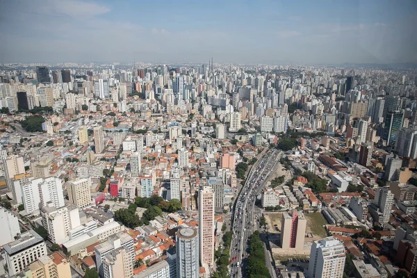 Imagem colorida de prédios da cidade de São Paulo, que tem baixa umidade de ar nesta terça-feira (29/7). Defesa Civil emitiu alerta - Metrópoles