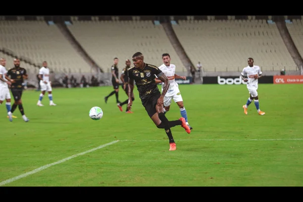 jogador de futebol correndo