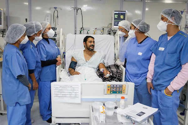 Braulio e parte da equipe médica que o atende no hospital Braulio e parte da equipe médica que o atende no hospital