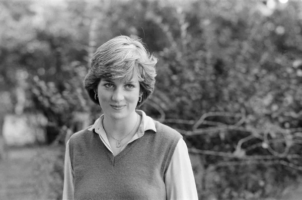 A primeira foto da princesa Diana. Em 1980, a imprensa descobriu que ela namorava o principe Charles