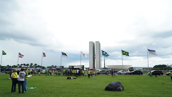 Brasilienses protestam na Esplanada contra ministros do STF