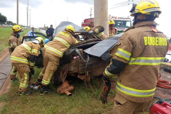 Bombeiros retiram vítima as ferragens de carro