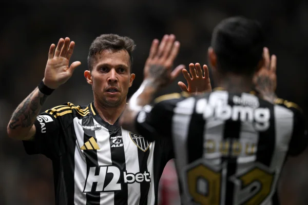 Jogadores do Atlético-MG comemorando gol diante do Flamengo