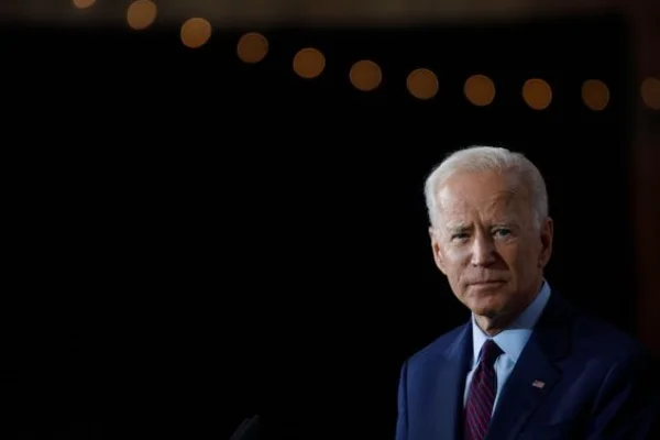 Joe Biden, presidente dos Estados Unidos. Ele usa terno escuro e camiseta clara. Ele tem cabelos brancos- Metrópoles