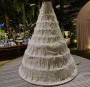 Bolo gigante do casamento de Giulia Be e Conor Kennedy chamou a atenção