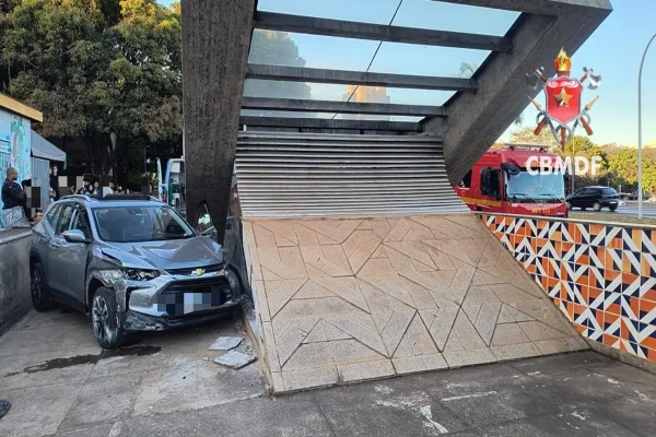Carro invade calçada e atropela pedestre na entrada do Metrô da 102 Sul