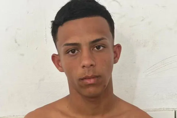 Discussão começou após a mãe repreender o filho por chegar em casa com objetos de origem suspeita, o que teria motivado a agressão e ataque - Metrópoles