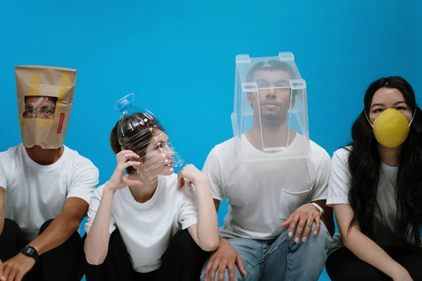 pessoas usam máscaras improvisadas