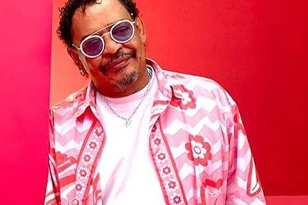 Compadre Washington posa com um look rosa e óculos escuros - Metrópoles