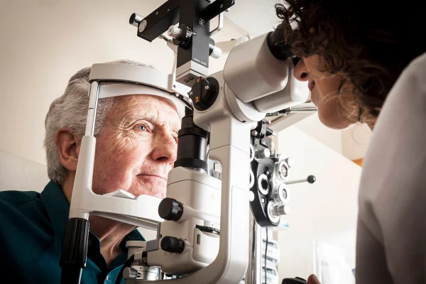 Médico examinando olhos em aparelho