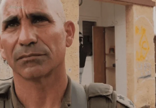Imagem colorida do rosto do coronel israelense Golan Vach - Metrópoles