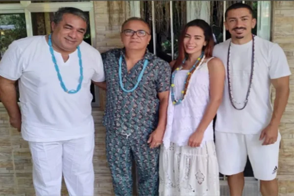 Anitta ao lado de seu pai, irmão e pai de santo