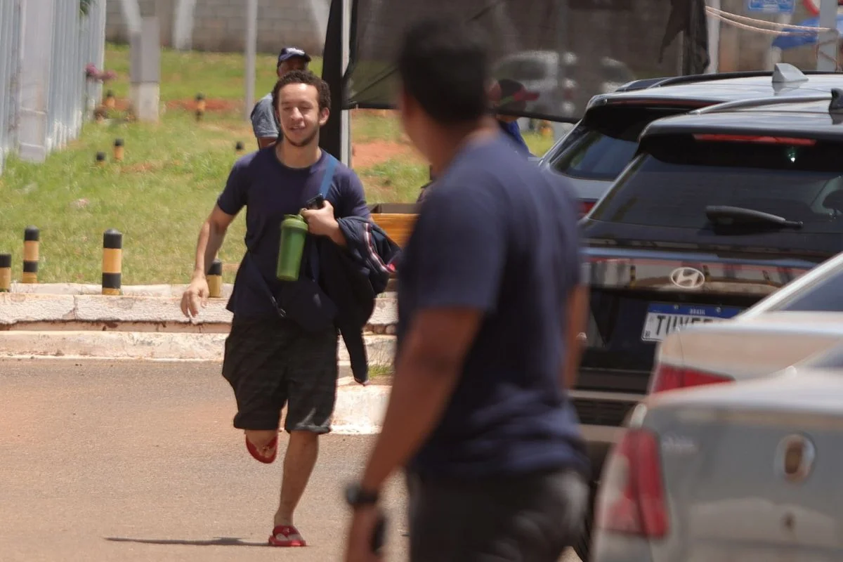 Enem 2025: candidato chega ao local de prova segundos antes do limite 1 Candidato chega instantes antes do portão fechar