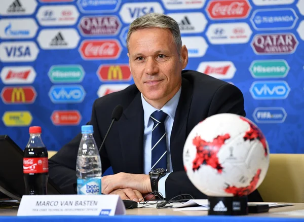 Van Basten alerta Manchester United sobre contratar muitos holandeses