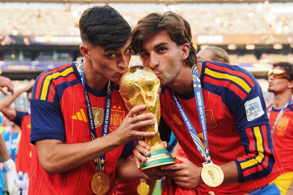 Imagem colorida de Pedri e Ferran Torres beijando taça da Copa do Mundo 2026 - Metrópoles