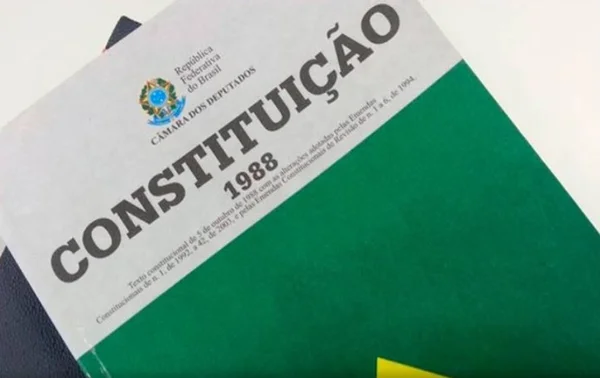 Fotografia da capa da Constituição Federal de 1988- Metrópoles