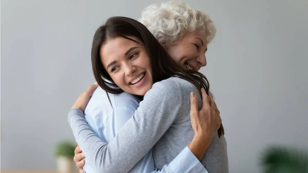 Duas mulheres se abraçando