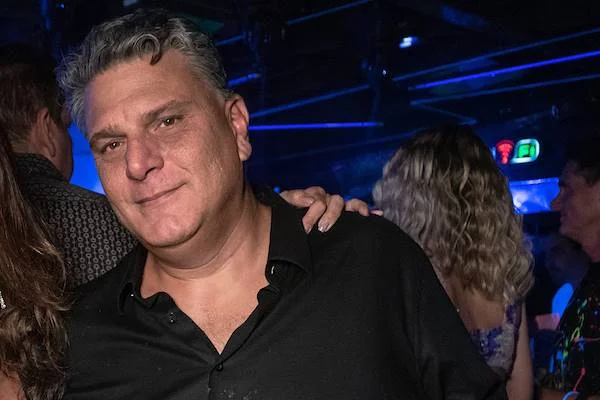 Fotografia colorida de homem com camisa preta